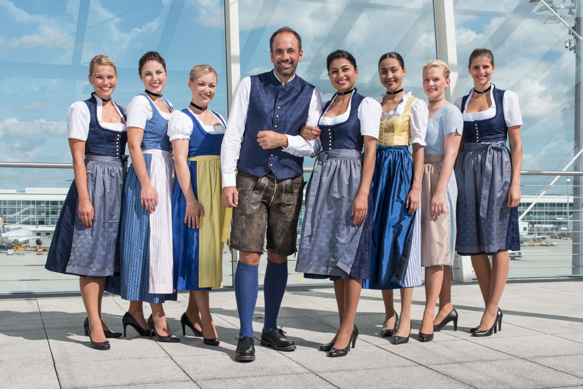 Бочковое пиво и традиционные баварские костюмы на рейсах Lufthansa в дни Октоберфеста